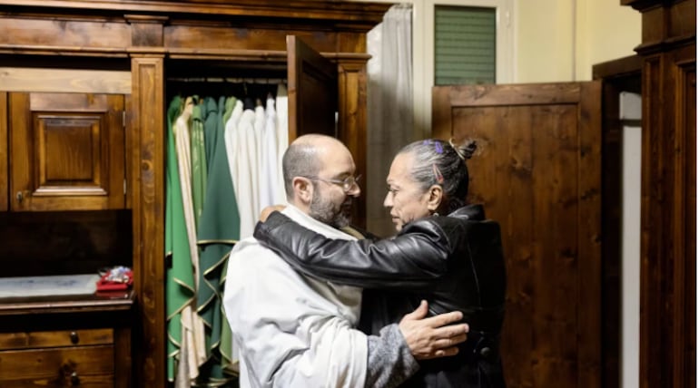 Laura Esquivel habla con el reverendo Andrea Conocchia, conocido como "Don Andrea", después de la misa en marzo. Los dos se conocieron en una ciudad al sur de Roma al comienzo de la pandemia. (Alessandro Penso para The Washington Post)