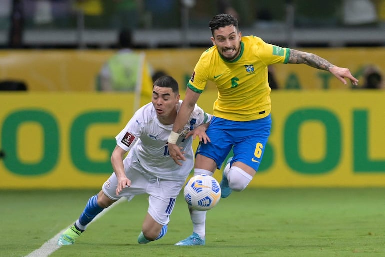 Alex Telles (d) fue convocado por Dorival Junior a la selección.