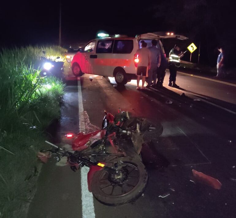 El fatal percance ocurrió sobre la Ruta PY05, hasta donde llegaron los bomberos y procedieron a trasladar a los ocupantes de la motocicleta. El joven peregrino murió al instante.