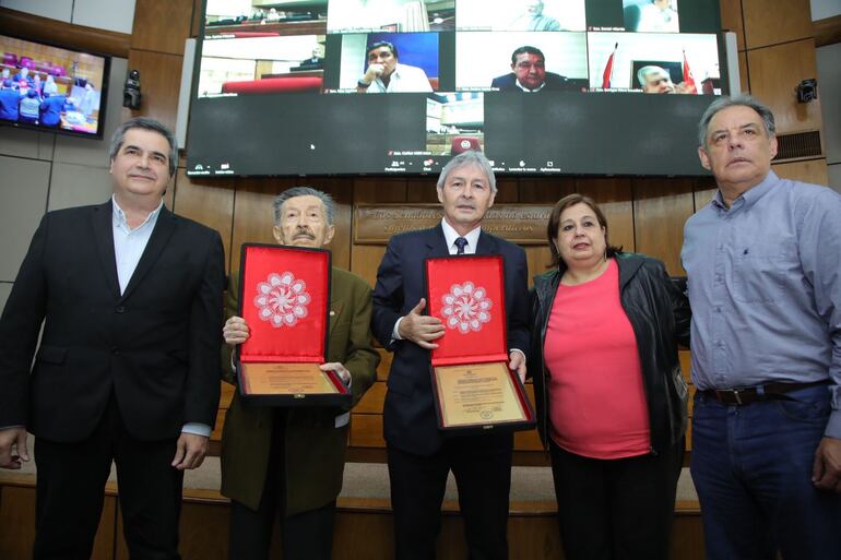 José Agustín Fernández y al activista por los DD.HH., Martín Almada (Foto: Prensa Senado)