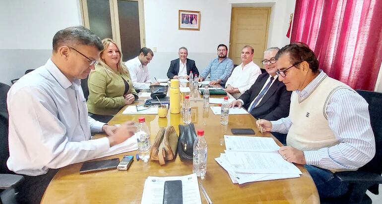 Miembros del Consejo administrativo de Caja de jubilaciones y pensiones del personal municipal (C JPPM) durante la sesión ordinaria de la semana pasada.