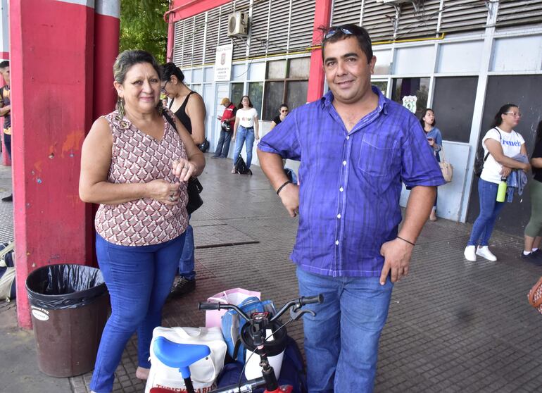 Nicola Salas y su esposa llevaban una bicicleta para su sobrino. 