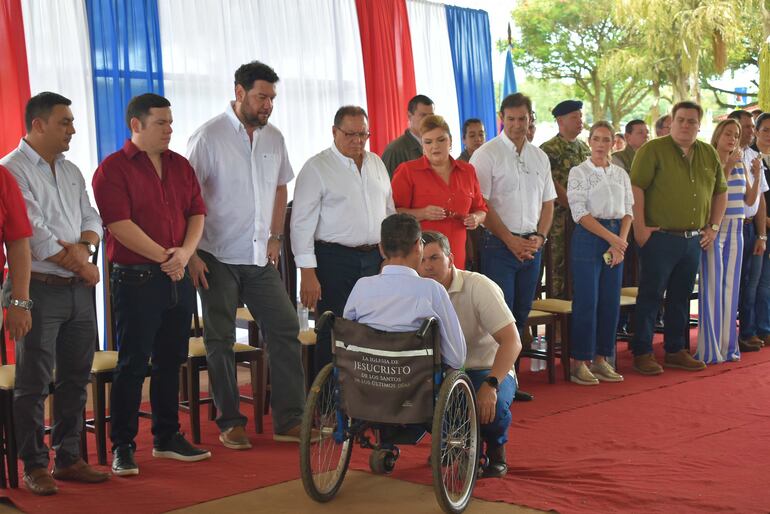 Acto de entrega de sillas de ruedas y otros insumos a instituciones que trabajan con personas con discapacidad. 