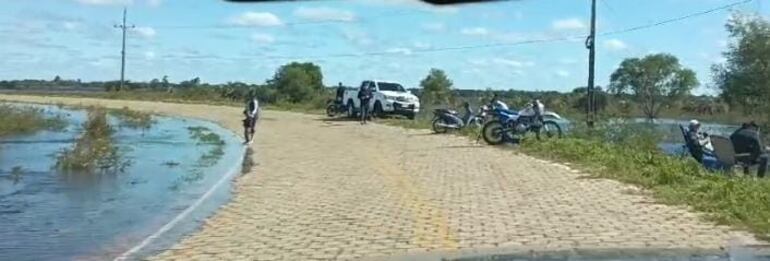 De apoco las aguas del río Paraná va cubriendo la ruta principal que conduce a la localidad de Itá Corá.