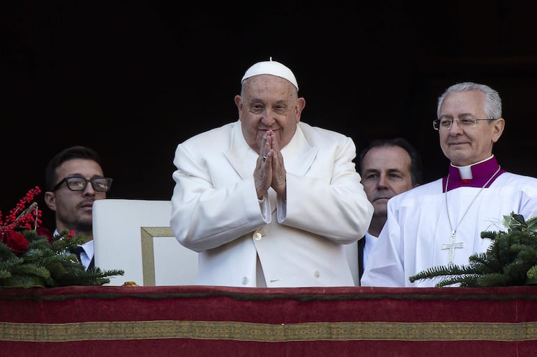 El Papa Francisco desde el balcón central de la Plaza de San Pedro en la Ciudad del Vaticano.