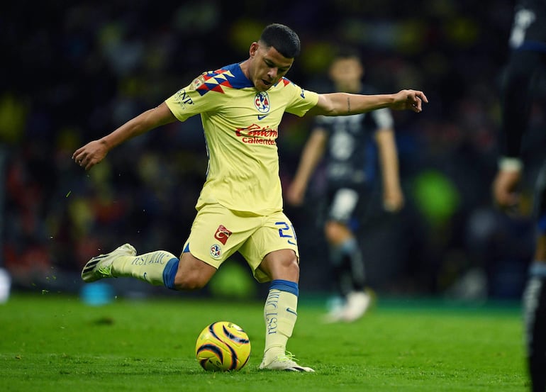 America's midfielder Paraguayan Richard Sanchez strikes and scores a goal during the 2024 Mexican Clausura football tournament match between America and Queretaro at the Azteca stadium in Mexico City on January 20, 2024. (Photo by CARL DE SOUZA / AFP)