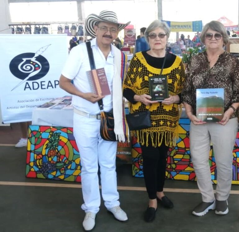 De izquierda a derecha, Antonio Alvarez, Margarita Miró, Olga Vysokolán, de la Asociación de Escritores de Paraguarí.