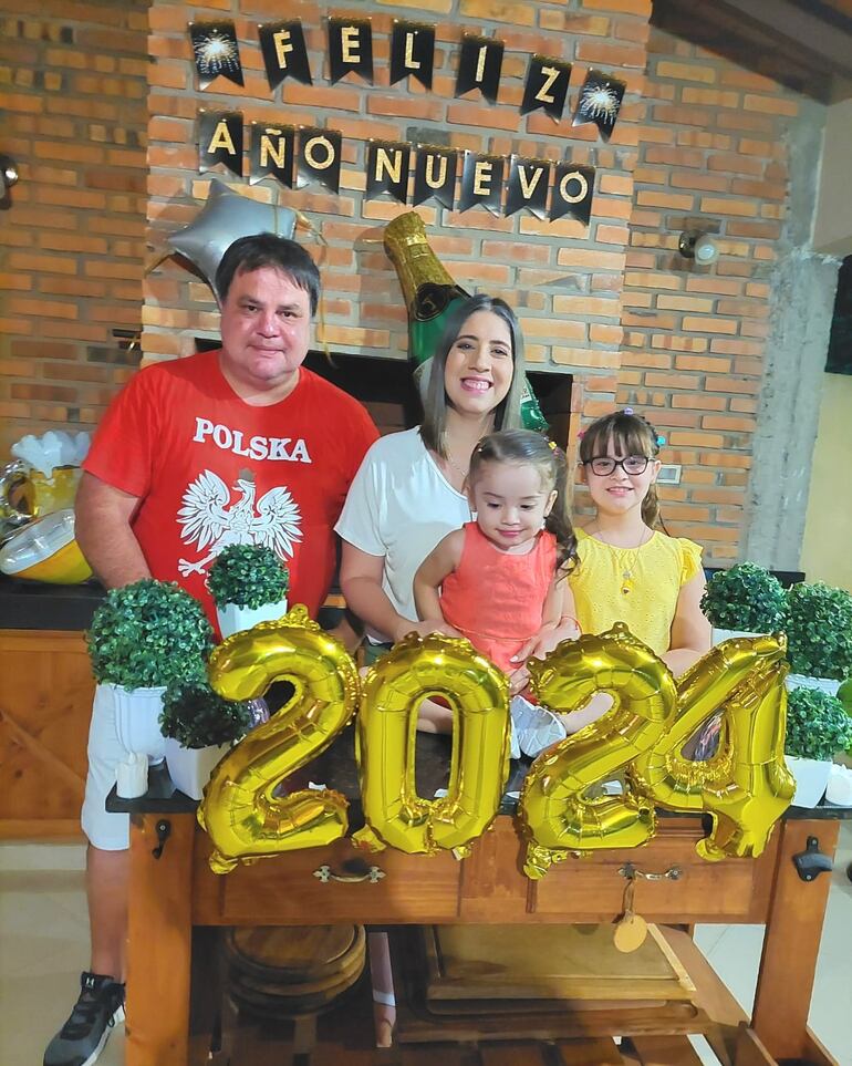 ¡Hermosa familia! Federico Arias con su esposa Marly Cáceres y sus niñas Alessia y Luciana. (Gentileza)