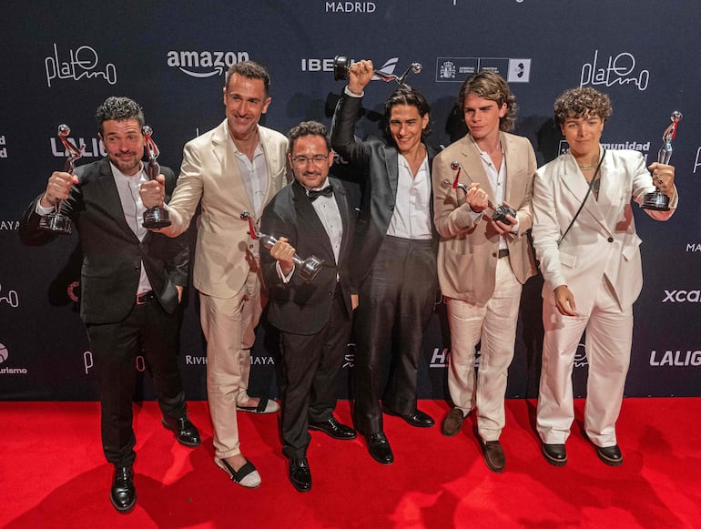 (De izquierda a derecha) Andrés Gil, Oriol Tarragón, el director Juan Antonio Bayona, el actor uruguayo Enzo Vogrincic, Felipe González Otano y el actor argentino Juan Caruso, protagonista de la película "La sociedad de las nieves", sostienen sus premios en la ceremonia de los Premios Platino.