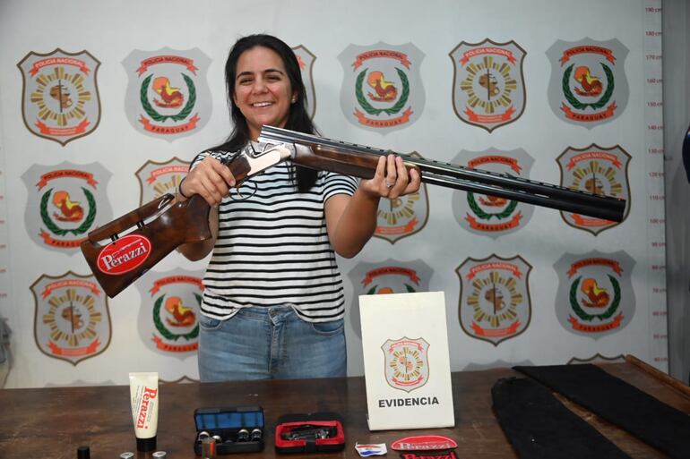 Helena Farres, sumamente emocionada al recuperar su escopeta de tiro deportivo.