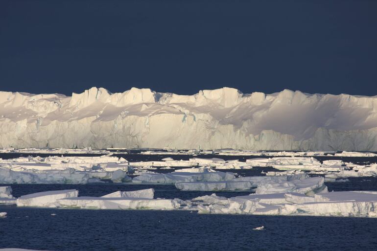 Los fuertes y crecientes cambios a consecuencia de la crisis climática en el fenómeno de "El Niño", que provoca condiciones más cálidas, podrían causar un deshielo "irreversible" de las plataformas y las placas de hielo en la Antártida.