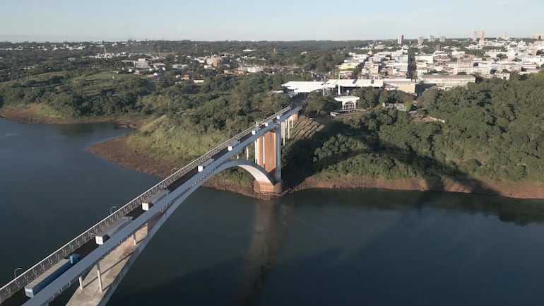 Camiones paraguayos cargados con ayuda humanitaria para el Brasil cruzaron hoy el puente de la Amistad. (gentileza).