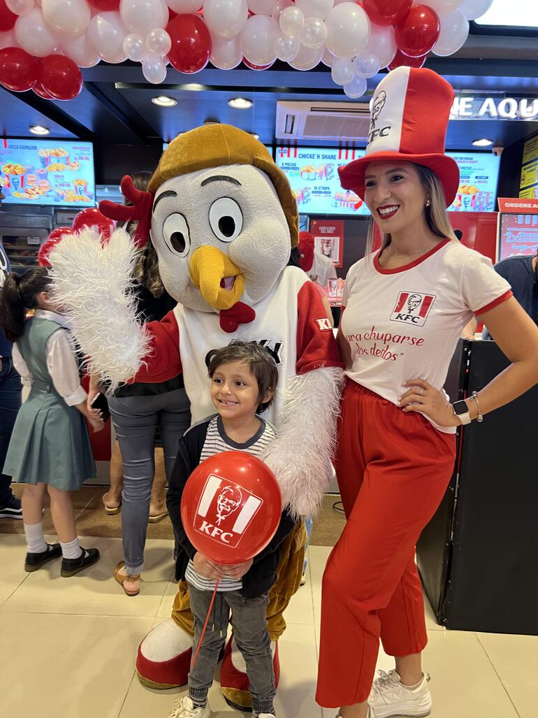 En el Shopping Pinedo, se realizó un gran festejo, para celebrar los 10 años de KFC en nuestro país.