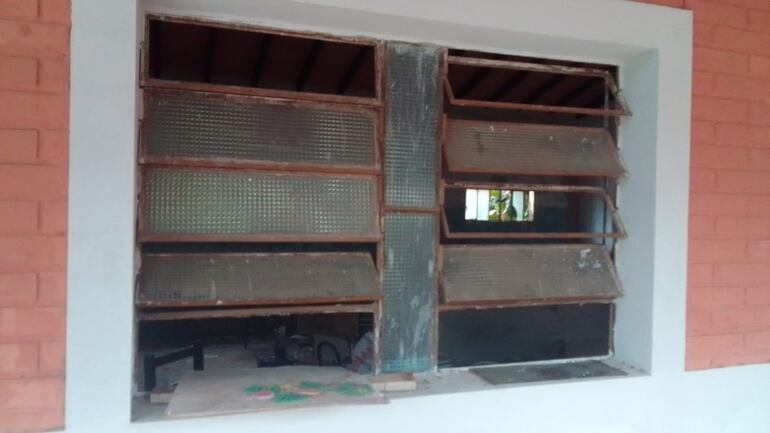 Ventana en mal estado de una de las aulas del Colegio Santa Teresita de Jesús.