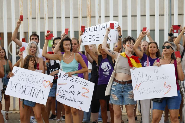 Manifestación feminista para pedir la destitución del presidente de la Real Federación Española de Fútbol, Luis Rubiales, este viernes ante la sede de la Federación en la localidad madrileña de Las Rozas. 