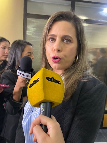 La senadora Kattya González (PEN) insiste en que se deben transparentar los vínculos familiares de los servidores públicos.