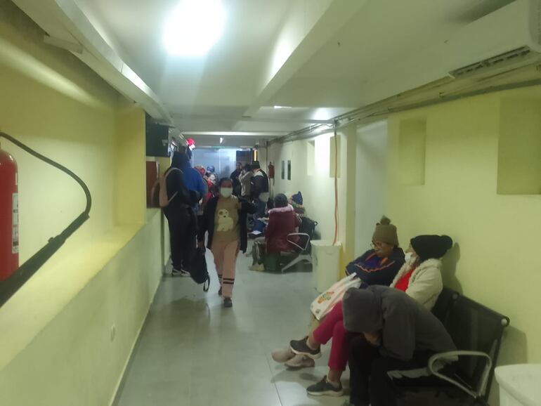 Pacientes esperan ser atendidos en el Hospital Materno Infantil de Trinidad.