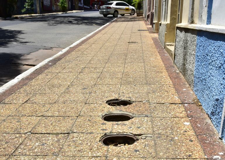 Huecos en las veredas del microcentro son una constante debido a los robos de la tapa de la Essap, que son de hierro.