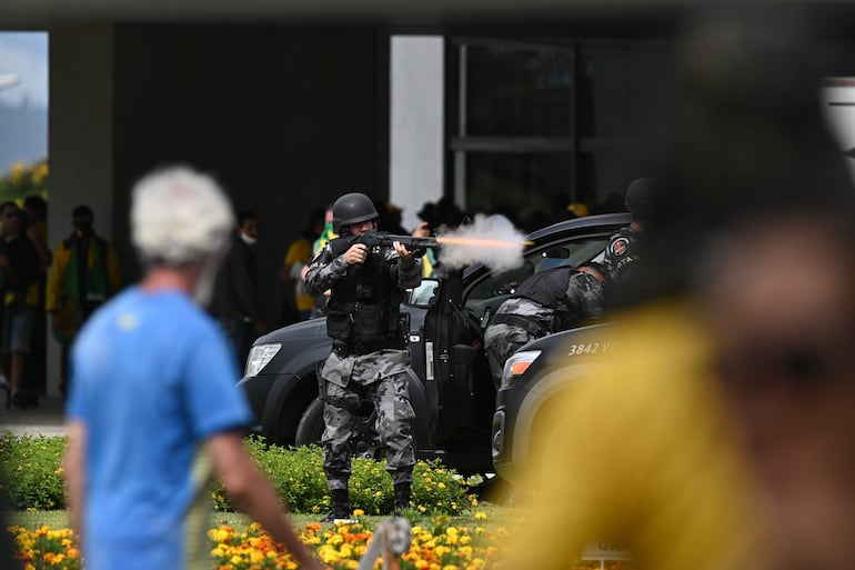 Policías enfrentan a seguidores del expresidente brasileño Jair Bolsonaro.