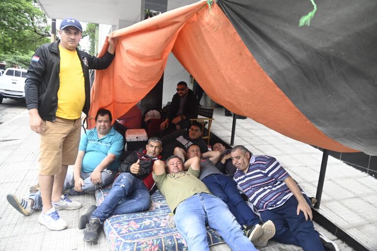 Agentes penitenciarios hacen huelga de hambre en forma indefinida frente al Ministerio de Justicia, en protesta por descontrataciones.