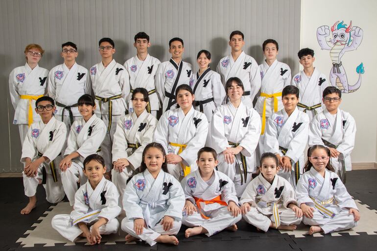 Los representantes de Academia Glow Kick Martial Arts que competirán en el MAS Internacional 2024.