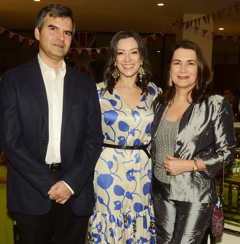 Juan Carlos Riveros, Paula Victoria y Viviana Limpias.