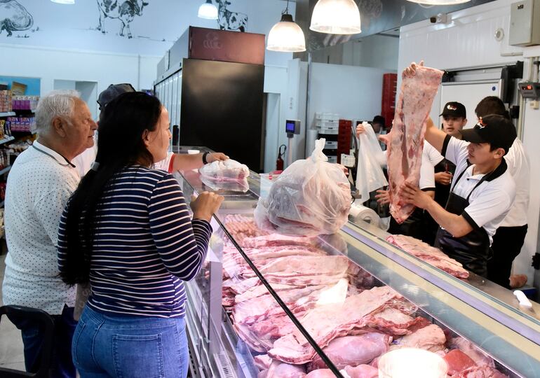 Los clientes aprovechan las ofertas que ofrece Abasto Este en distintos productos alimenticios.