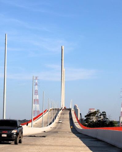 El puente atirantado sobre el río Paraguay tiene 603 metros de longitud y 32 metros de ancho.