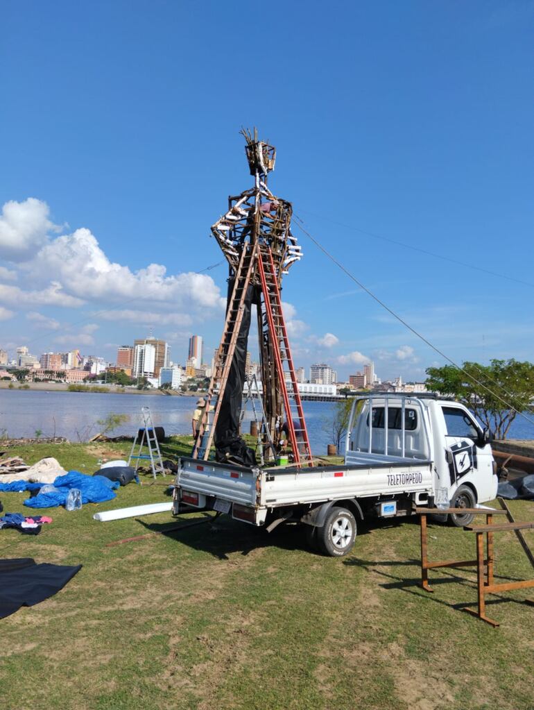 Preparativos del Judas Kái gigante en la playa.