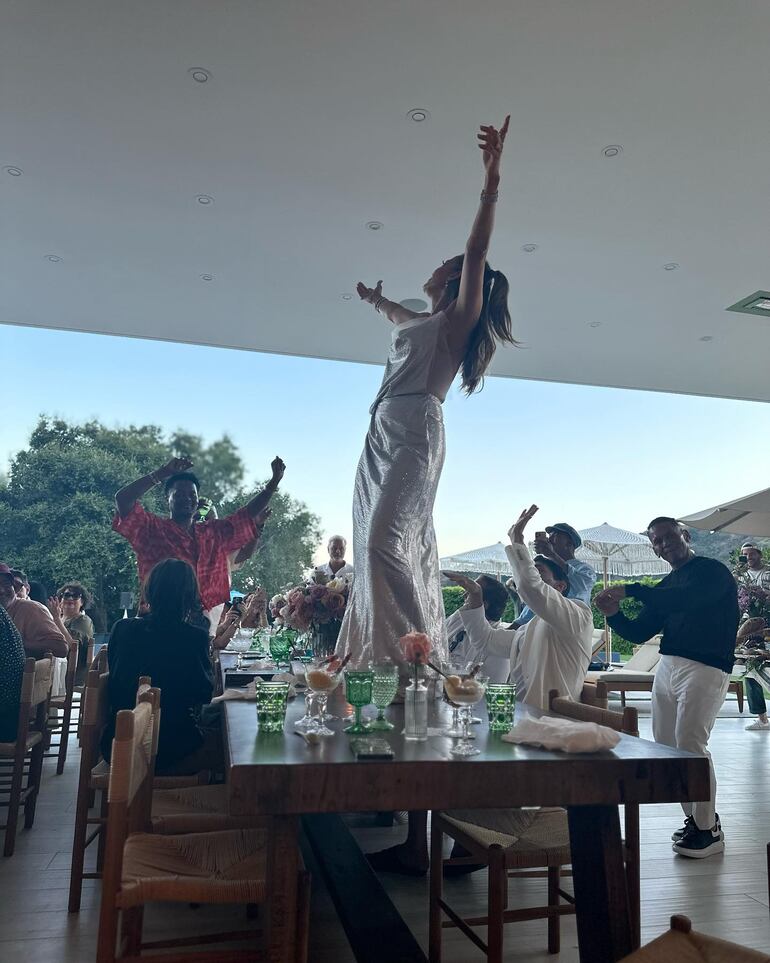 JLo bailando sobre la mesa en su cumple. (Instagram/Jennifer López)