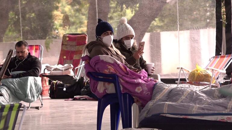 Familiares de pacientes internados en el Hospital Central, sufren del frío y precariedades en el albergue instalado frente al área de Emergencias. 