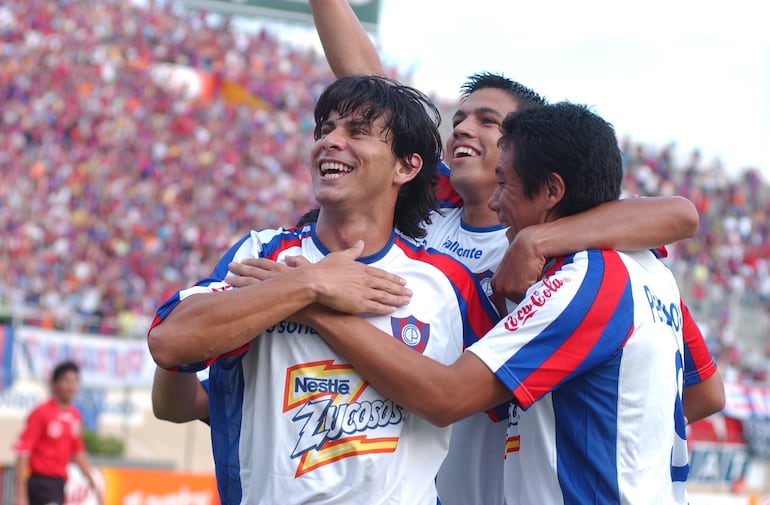 Walter Fretes, jugador de Cerro Porteño, celebra la conquista del torneo Clausura 2005.