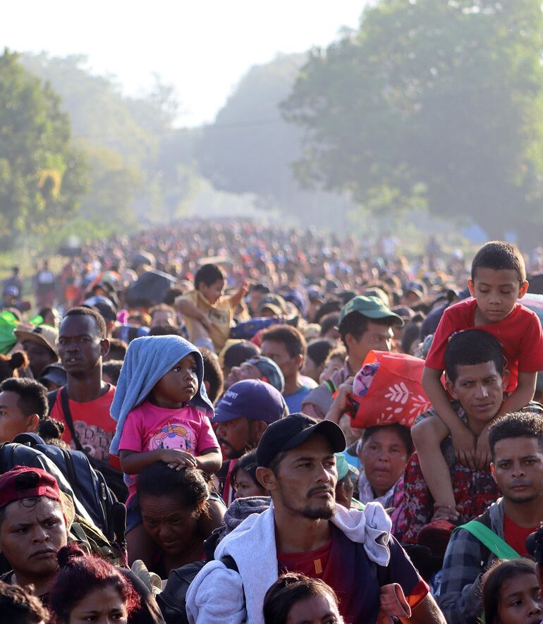 Migrantes caminan en caravana este martes, para poder llegar a la frontera norte, en el municipio de Huixtla en Chiapas (México). 