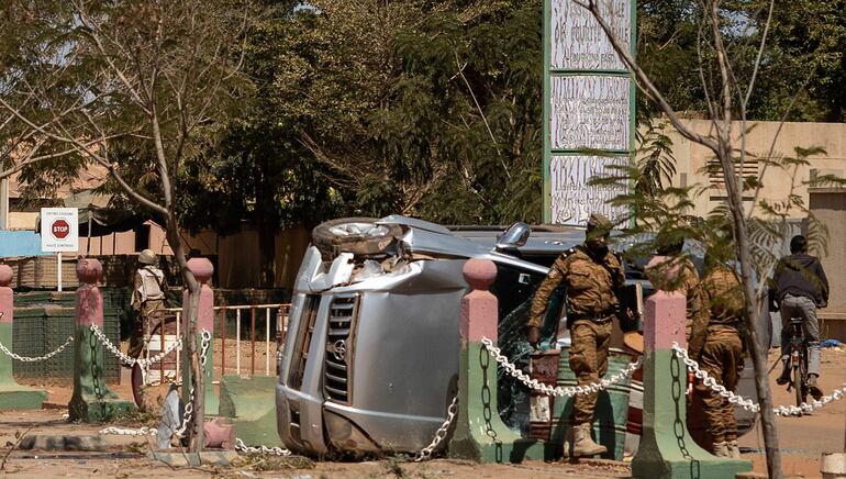 Soldados de Burkina Faso junto a un vehículo accidentado frente al campamento militar Guillaume Ouedraogo en Uagadugú. (Imagen de archivo)