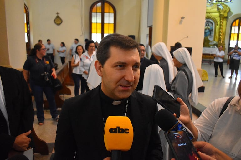 Nuncio Apostólico, Vincenzo Turturro, en su visita a Villarrica para anunciar al nuevo obispo.