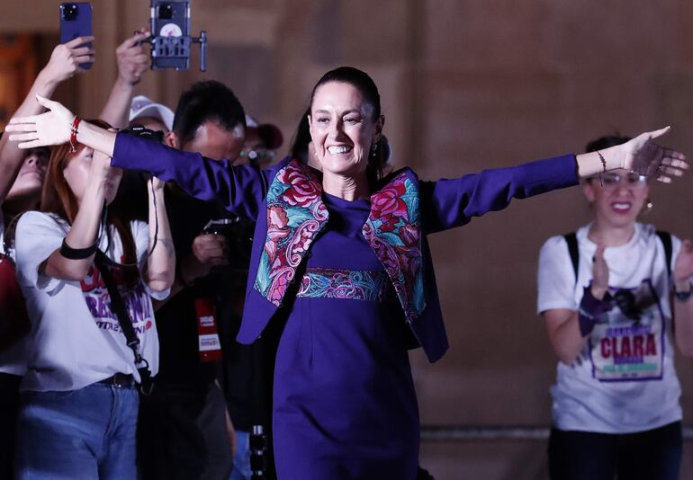 La oficialista Claudia Sheinbaum, ganadora de la elección presidencial, saluda a simpatizantes el 3 de junio de 2023 en el Zócalo en la Ciudad de México (México). 