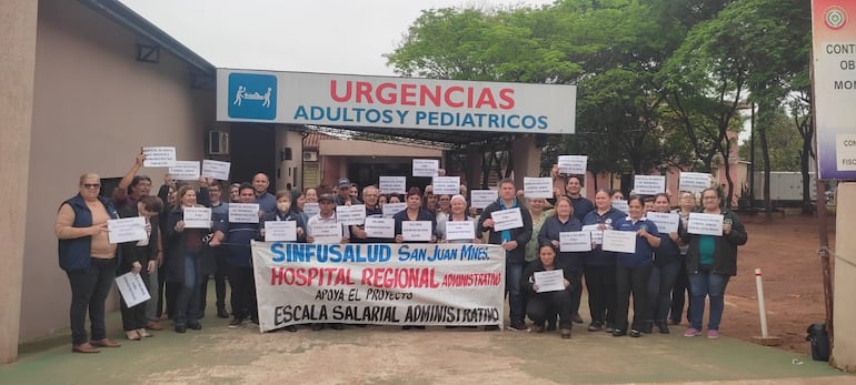 Funcionarios administrativos del Hospital Regional de San Juan Bautista, Misiones, se manifiestan pidiendo la escala salarial.