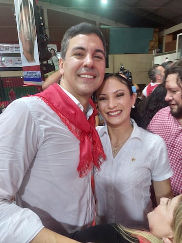 Delia Rosa Brizuela Cardozo junto con el presidente Santiago Peña en un mitin político en Ciudad del Este.