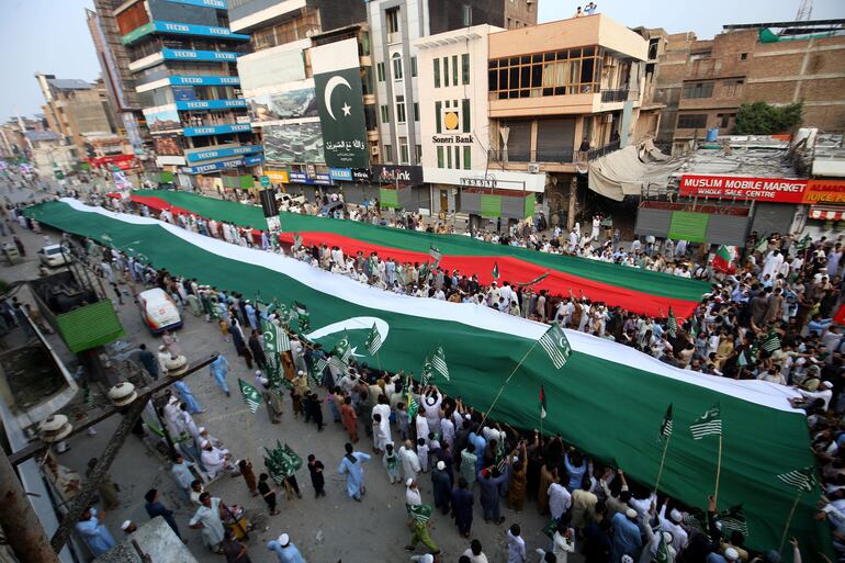 Los partidarios de la Liga Musulmana Markazi de Pakistán llevan una enorme bandera nacional. La instalación por parte de las autoridades paquistaníes de un sistema de seguridad nacional para controlar y filtrar el contenido no deseado por el Gobierno en Internet, a modo de ‘Gran Hermano’, ha provocado problemas de Internet por todo el país y desatado críticas por su impacto en la frágil economía de Pakistán.