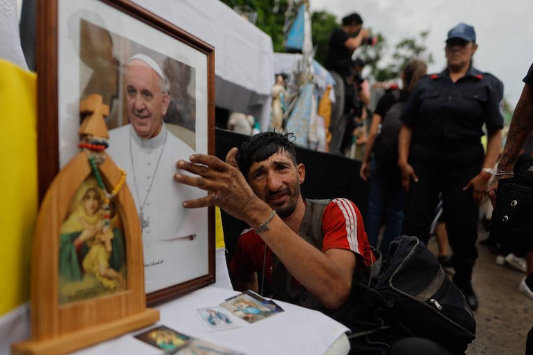 AME3192. BUENOS AIRES (ARGENTINA), 24/02/2025.- Una hombre llora junto a una fotografía del Papa Francisco durante una misa este lunes, en la Plaza Constitución en Buenos Aires (Argentina). EFE/ Juan Ignacio Roncoroni
