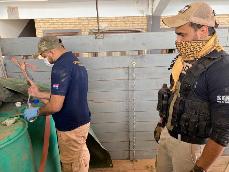 Momento en que toman muestras de uno de los tambores hallados en Gabino Mendoza.