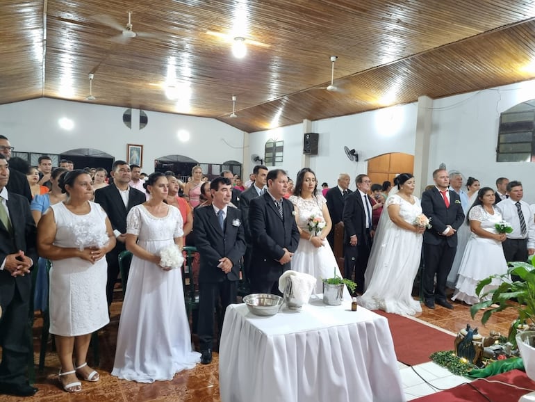 Las siete parejas que unieron sus vidas en una ceremonia comunitaria.