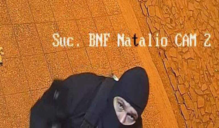Este asaltante filmado por el circuito cerrado de la sucursal del Banco Nacional de Fomento de Natalio es Anacleto Benítez Benítez, según la Policía.