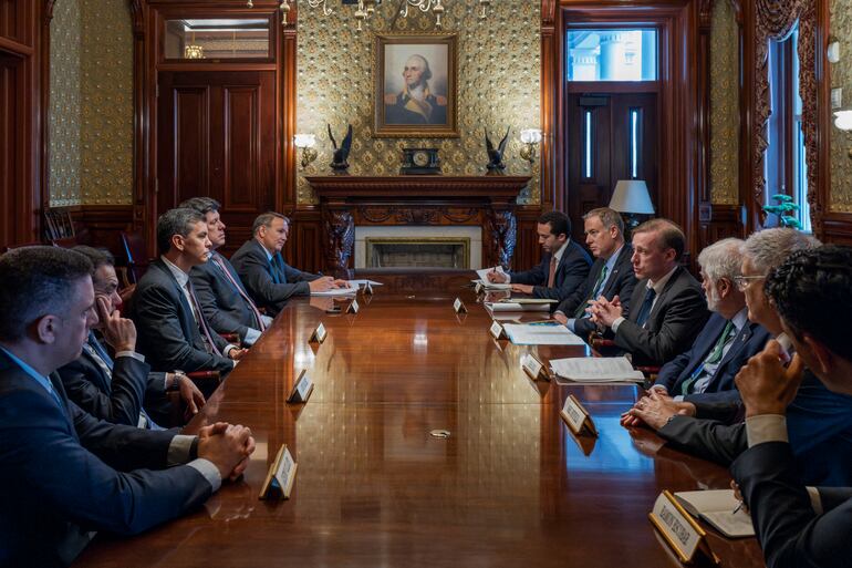 Reunión en Washington: el presidente de la República, Santiago Peña (centro, izquierda) y el asesor de Seguridad de la Casa Blanca, Jake Sullivan (centro, a la derecha) conversaron sobre distintos aspectos relacionados a la seguridad regional. (Twitter presidencia)