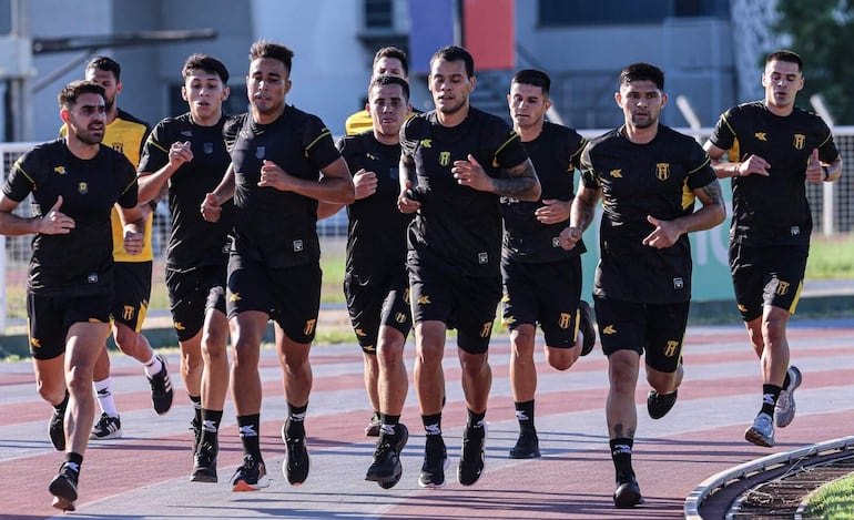 Los integrantes del plantel de Guaraní realizan trabajos físicos en la pista de atletismo del COP.