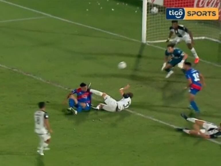 La patada de Walter Clar (d), jugador de Tacuary, contra el rostro de Alfio Oviedo, futbolista de Cerro Porteño, que para el juez principal y el VAR no fue penal.