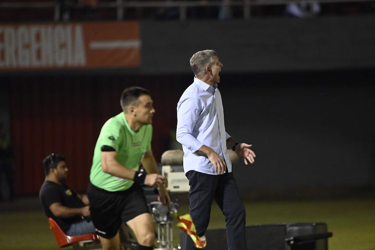 Martin Palermo, entrenador de Olimpia, grita para ordenar a sus jugadores en el duelo ante Guaraní.