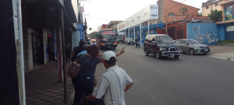 Todos los usuarios del transporte que se encontraban esta mañana sobre Saturio Ríos, ciudad de San Lorenzo, contaron que llevaban esperando más de una hora para poder abordar un colectivo.