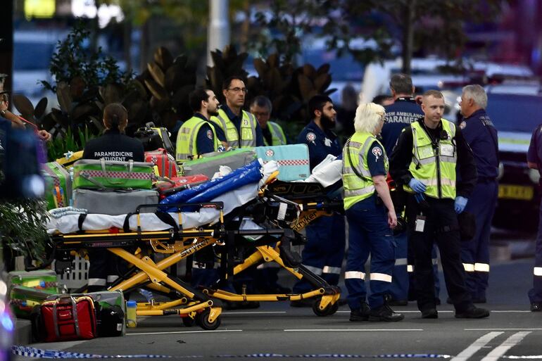 Al menos cinco personas murieron apuñaladas este sábado en un centro comercial de Sídney en un ataque en el que varias personas más resultaron heridas y cuyo presunto autor fue abatido a tiros por la Policía australiana, informaron fuentes oficiales y medios locales.