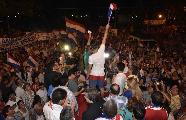 Movilización ciudadana contra la enmienda, en la noche del 30 de marzo de 2017. Un día después se realizaría la sesión mau que aprobaría la enmienda, la quema del Congreso y el asesinato de Rodrigo Quintana.